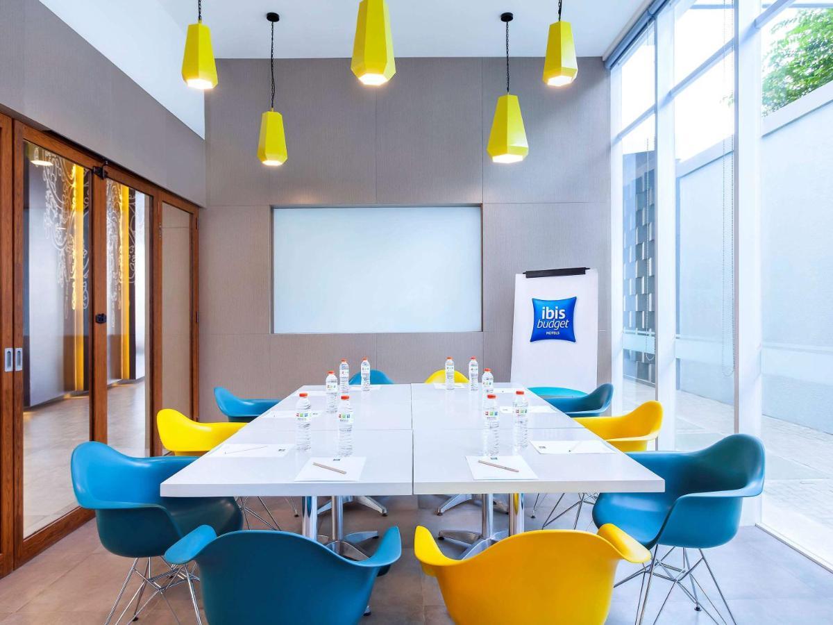 Ibis Budget Jakarta Tanah Abang Exterior foto
